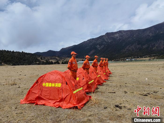 正在進(jìn)行帳篷搭設(shè)。　西繞拉翁 攝