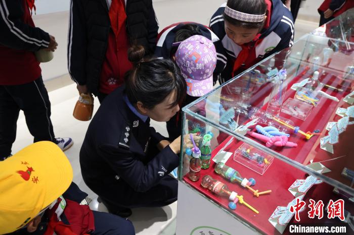 圖為亞東邊檢站民警為駐地小學(xué)生開展禁毒教育?！『?攝