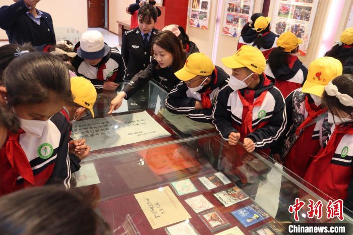 圖為亞東邊檢站民警為駐地小學(xué)生講解該站榮譽(yù)發(fā)展史?！『?攝