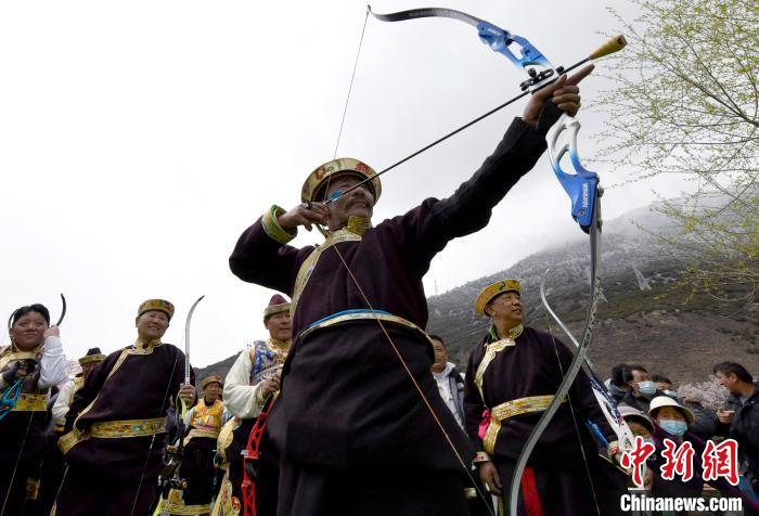3月28日，選手參加響箭比賽。　李林 攝