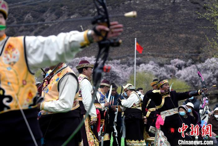 3月28日，選手參加響箭比賽。　李林 攝