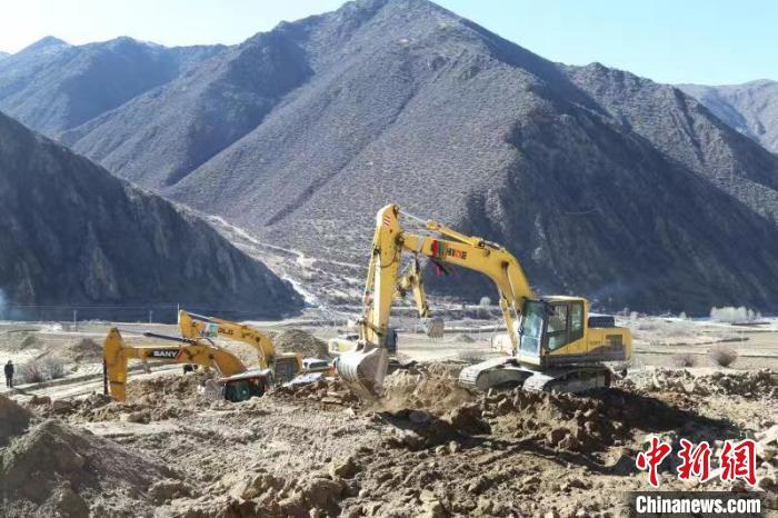 圖為高標(biāo)準(zhǔn)農(nóng)田建設(shè)施工現(xiàn)場(chǎng)?！「裆愔?攝