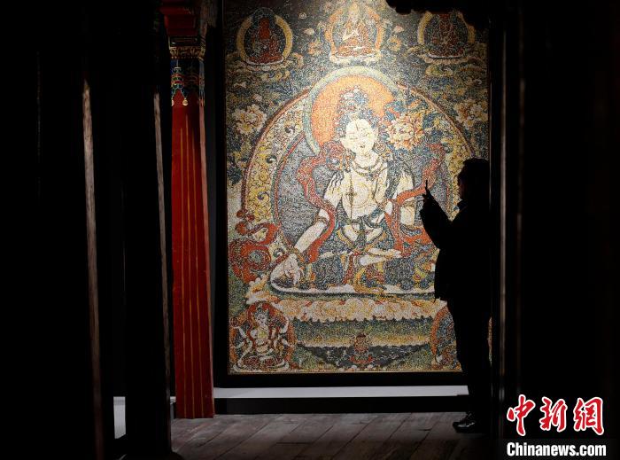 3月31日，觀眾欣賞展覽中的作品。　李林 攝