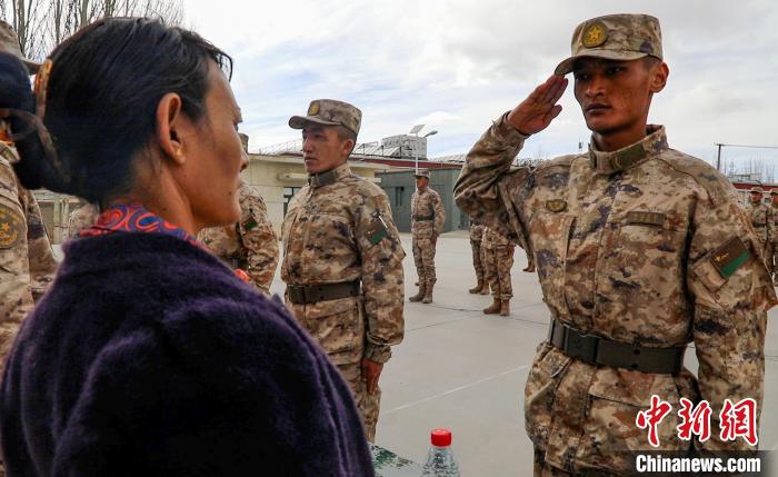 圖為列兵扎西加央向母親敬禮?！詵| 攝