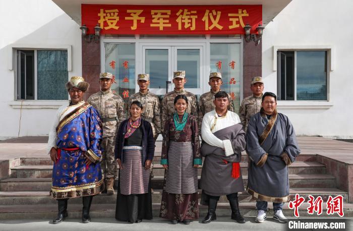 圖為列兵代表與親人合影留念?！詵| 攝