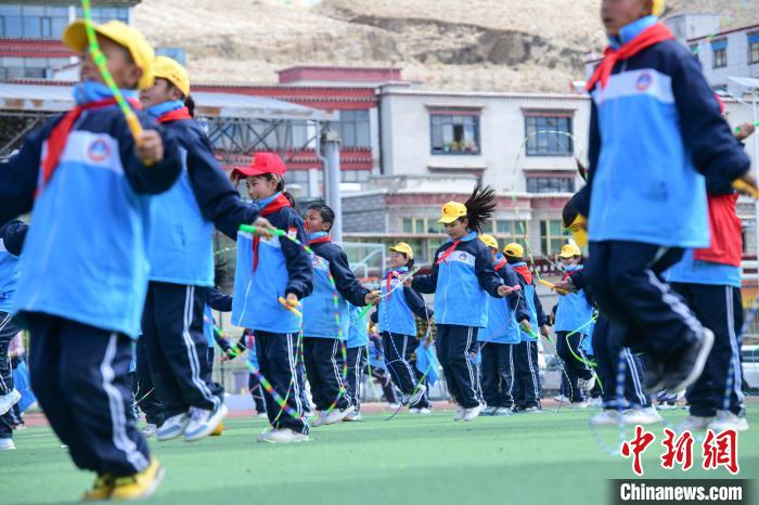 圖為學生正在練習跳繩?！∝暩聛硭?攝