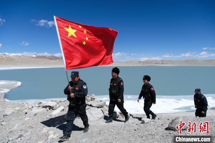 4月5日，普瑪江塘邊境派出所民輔警進(jìn)行邊境巡邏。　江飛波 攝