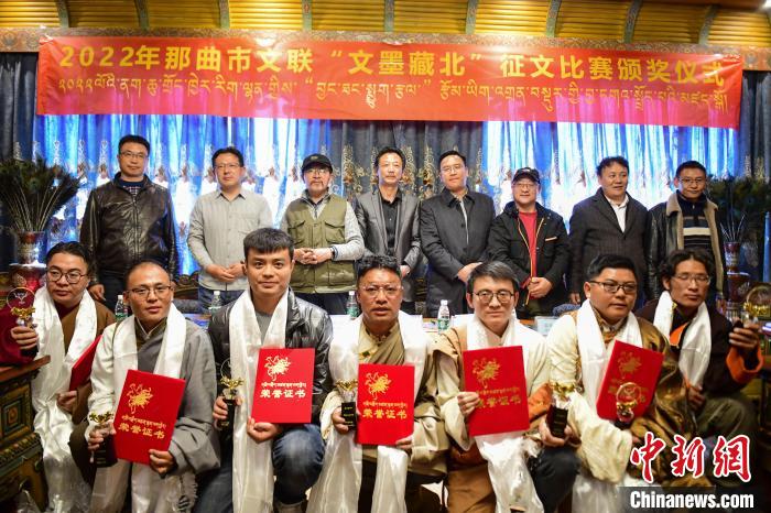 圖為獲獎人員合影留念?！∝暩聛硭?攝