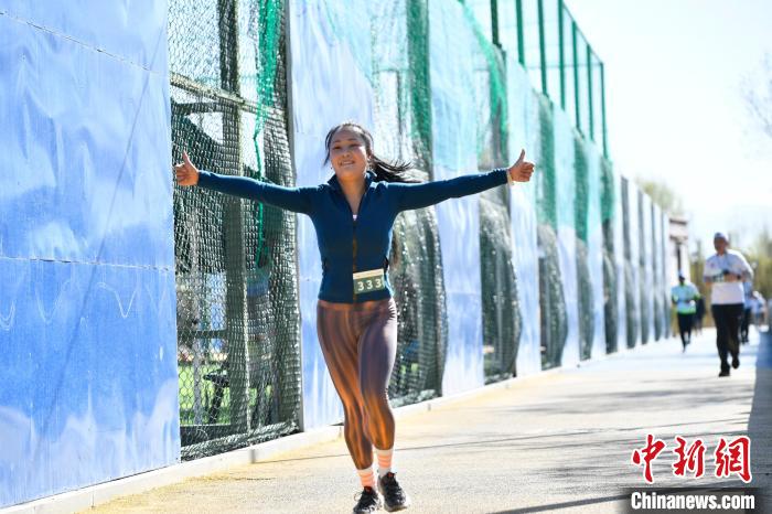 圖為5公里歡樂跑現(xiàn)場?！∝暩聛硭?攝