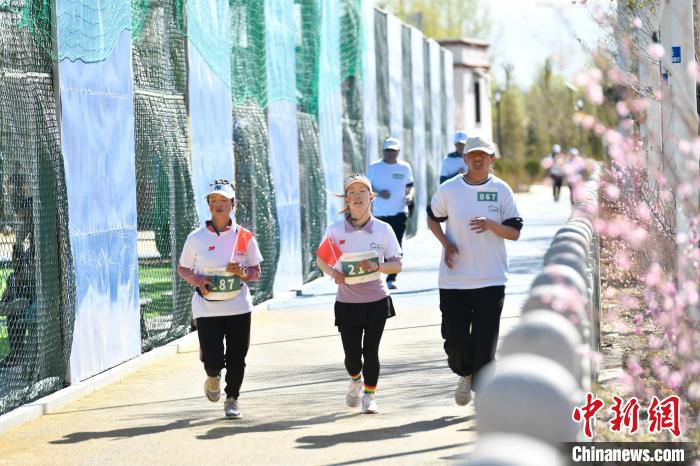 圖為5公里歡樂跑現(xiàn)場。　貢嘎來松 攝