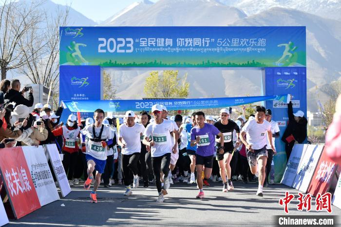 圖為5公里歡樂跑現(xiàn)場?！∝暩聛硭?攝