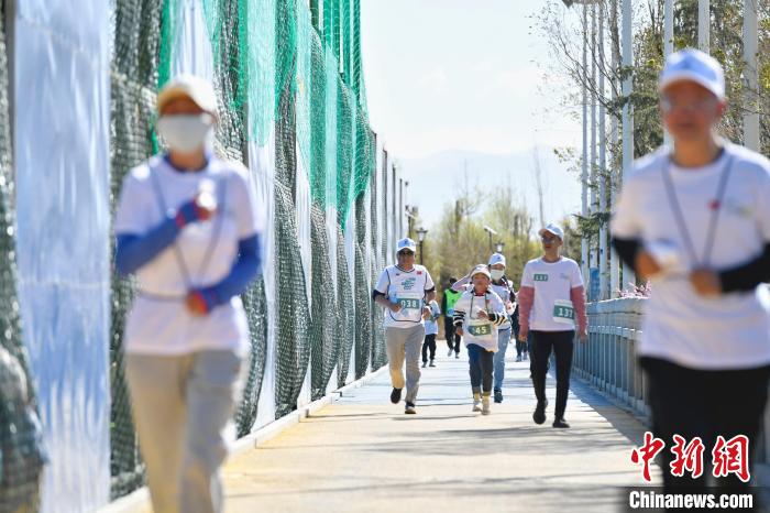 圖為5公里歡樂跑現(xiàn)場?！∝暩聛硭?攝