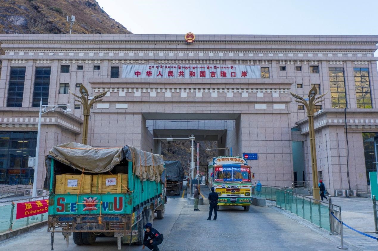 吉隆口岸移民管理警察正在檢查出入境車輛。人民網(wǎng)記者 唐宋攝