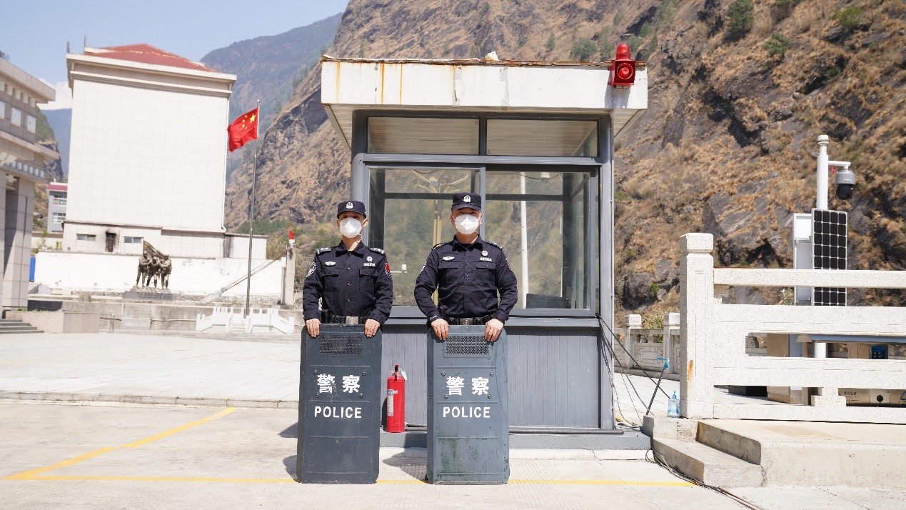 吉隆口岸移民管理警察正在執(zhí)勤。人民網(wǎng)記者 唐宋攝