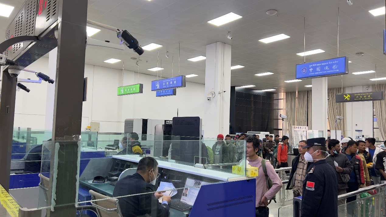 吉隆口岸移民管理警察正在查驗護照。人民網(wǎng)記者 唐宋攝