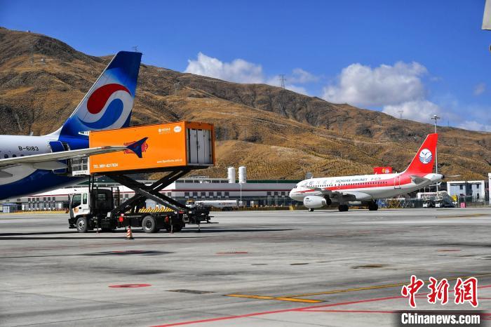 圖為藍(lán)天下的高原機(jī)場?！≈芎?攝