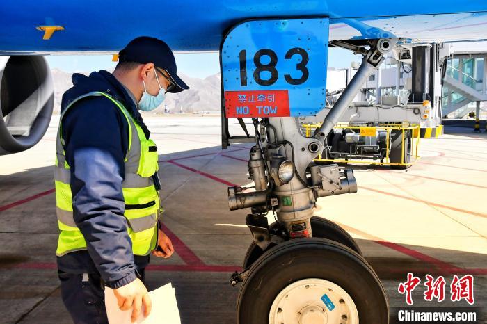 圖為機(jī)場工作人員進(jìn)行相關(guān)檢查?！≈芎?攝