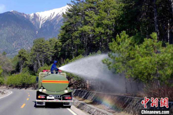林芝市森林消防支隊(duì)米林中隊(duì)在米林縣一帶開展灑水增濕作業(yè)。　趙健宇 攝
