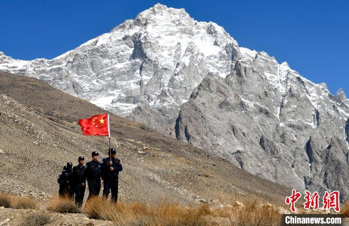 底雅邊境派出所民警夏永軍(右一)在巡邏中?！±盍?攝