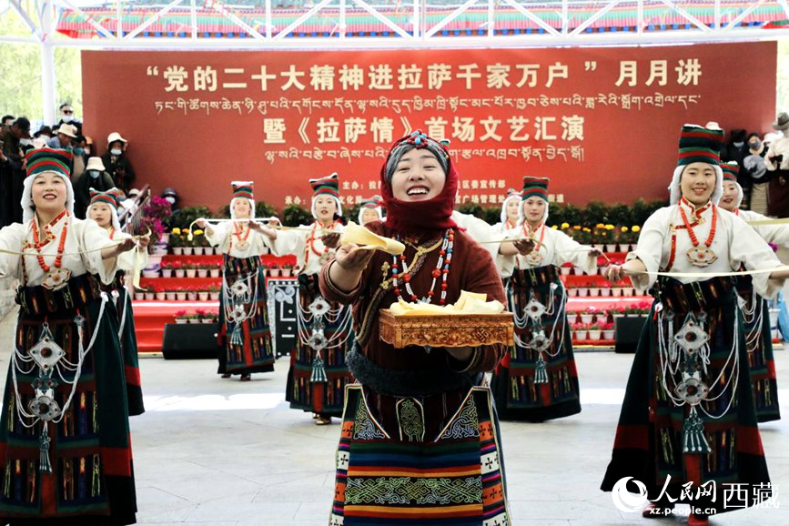 女子群舞《拉拉脫貧之路》。人民網(wǎng) 次仁羅布攝