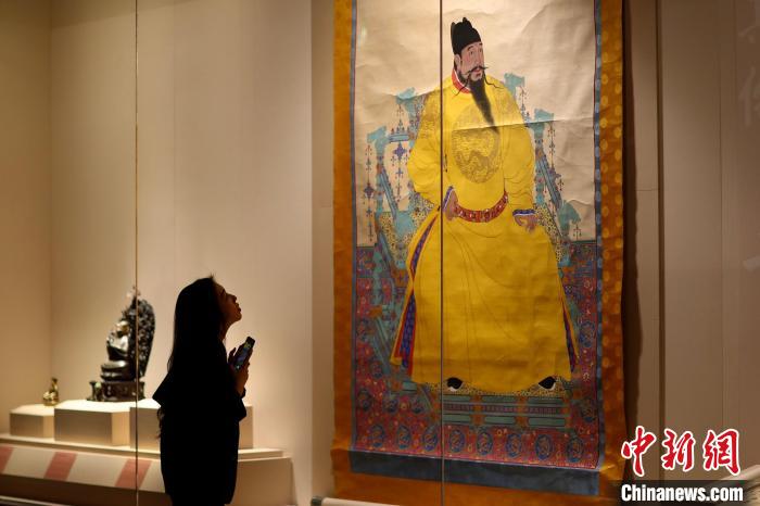 展廳現(xiàn)場(chǎng)的永樂(lè)帝畫(huà)像唐卡(布達(dá)拉宮藏) 盛佳鵬 攝