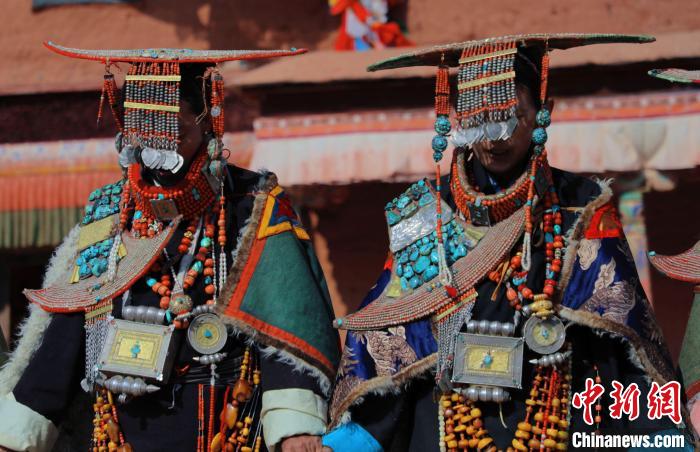 圖為參展攝影師拍攝的西藏阿里普蘭飛天服飾。　主辦方 供圖