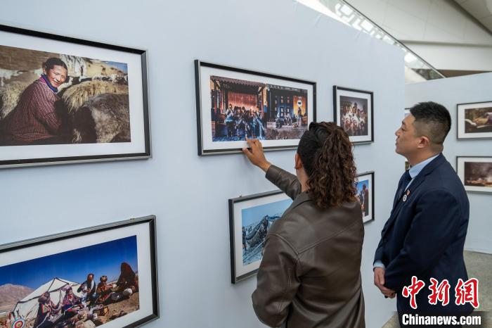 攝影師介紹自己的照片。　江飛波 攝