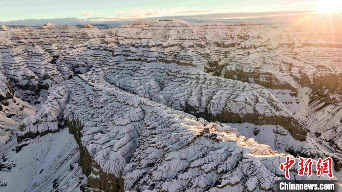 圖為參展攝影師拍攝的西藏阿里札達(dá)土林雪后風(fēng)光?！≈鬓k方 供圖