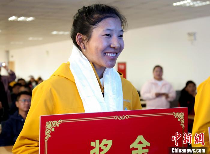 玉珍拉姆上臺領(lǐng)獎?！∝暣_ 攝