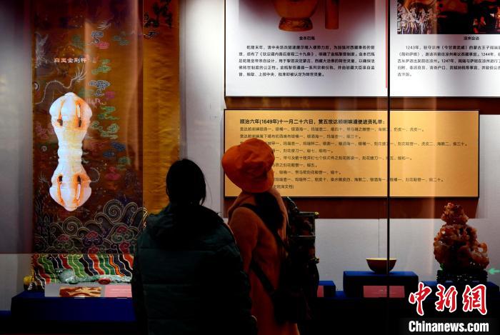 圖為5月18日，觀眾正在欣賞展覽。　李林 攝