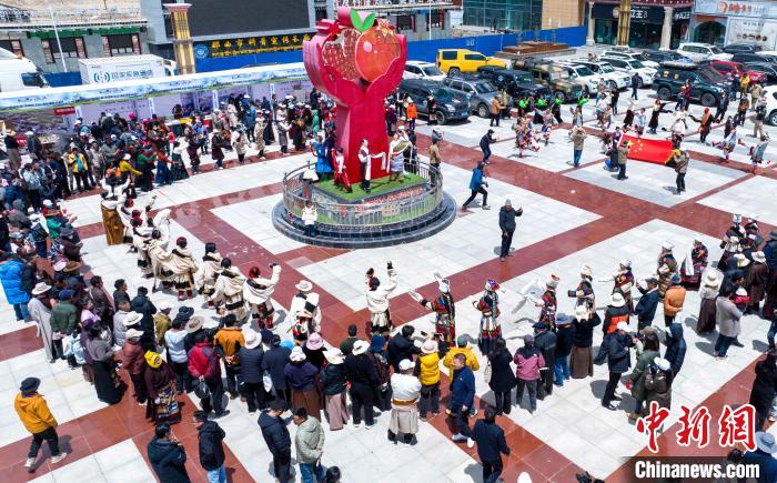 圖為“極地那曲 天際之旅”2023西藏那曲“中國旅游日”音樂美食嘉年華活動(dòng)現(xiàn)場(chǎng)?！∧乔形幕吐糜尉止﹫D