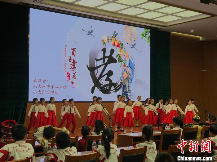 圖為中國(guó)人民大學(xué)附屬中學(xué)第二分校的小朋友們合唱。　陳建新 攝