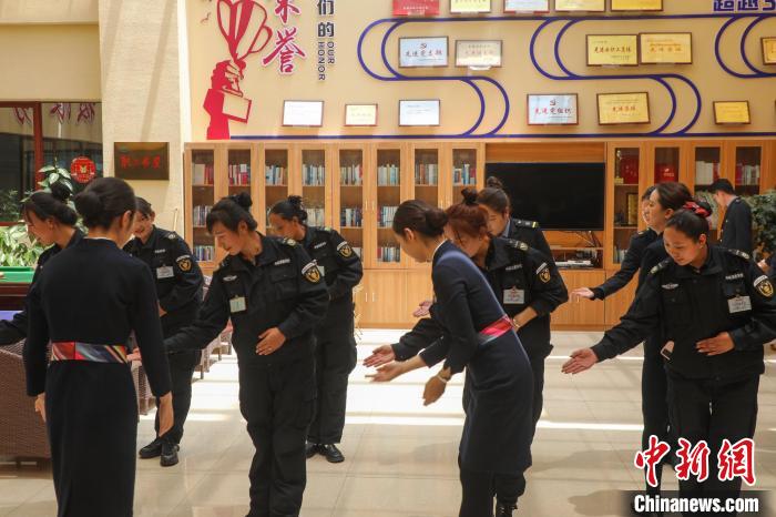 日喀則火車站客運人員學(xué)習(xí)服務(wù)禮儀?！《飞降?攝