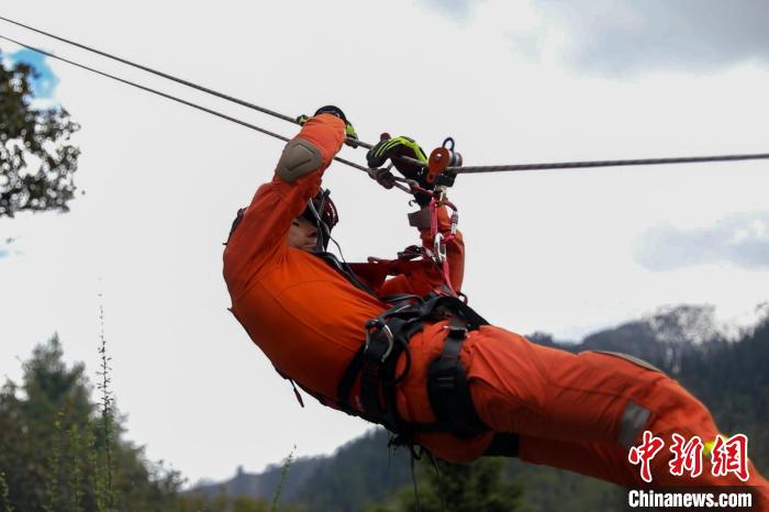 圖為消防員開展斜向救援訓(xùn)練?！抢倮?攝