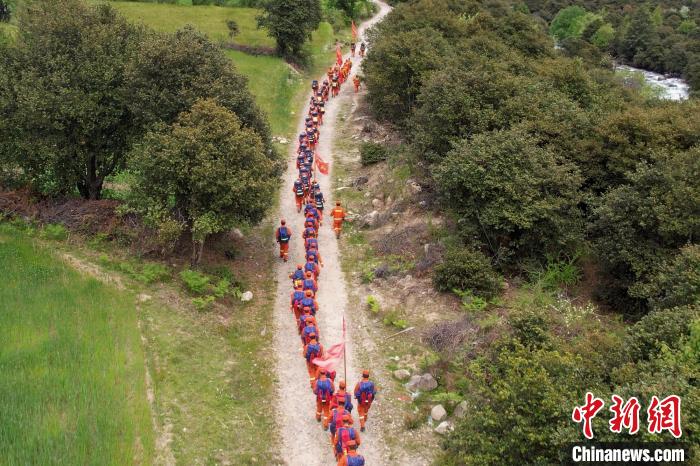 圖為西藏林芝森林消防員穿越山林?！●T怡凡 攝