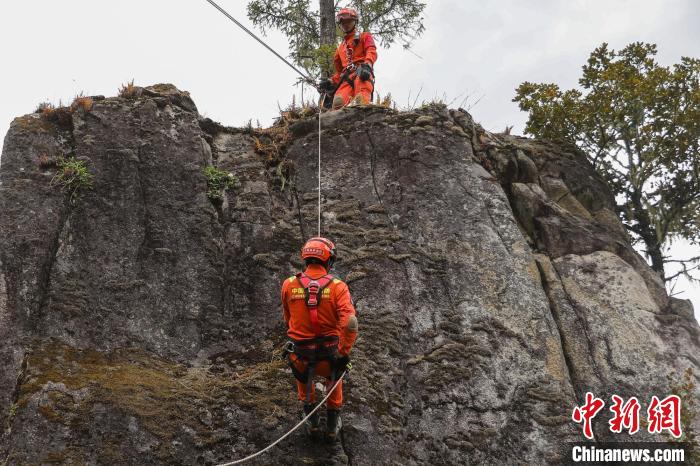 圖為消防員開展崖壁滑降訓(xùn)練。　吳蕾蕾 攝