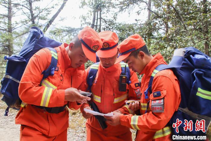 圖為消防員開展野外按圖行進(jìn)訓(xùn)練?！抢倮?攝