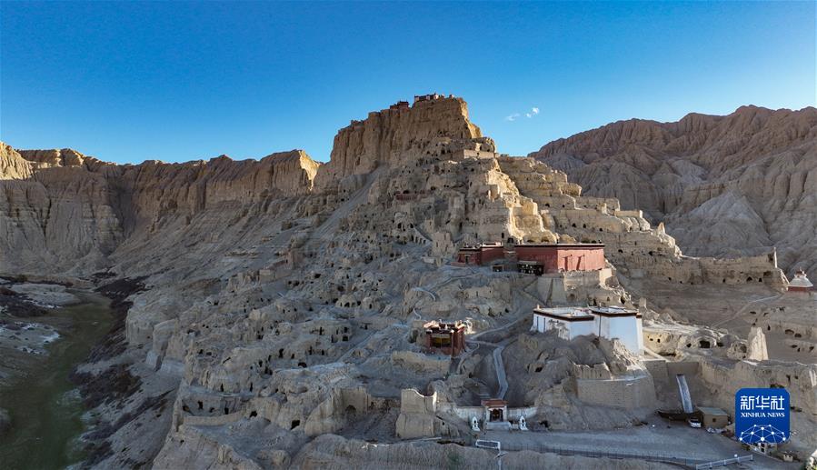 (新華全媒+)(1)國(guó)道之行 從雪山奔向大海丨古格落日