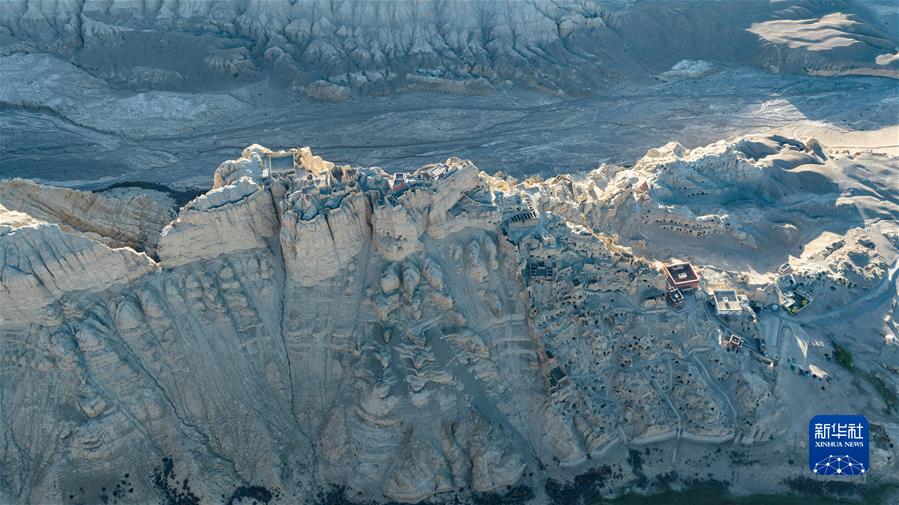 (新華全媒+)(6)國(guó)道之行 從雪山奔向大海丨古格落日