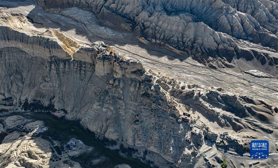 (新華全媒+)(7)國(guó)道之行 從雪山奔向大海丨古格落日