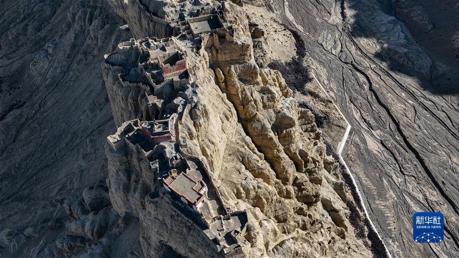 (新華全媒+)(8)國(guó)道之行 從雪山奔向大海丨古格落日