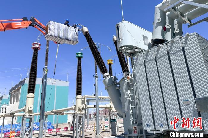 國網(wǎng)西藏電力組織檢修人員對設(shè)備進(jìn)行全面體檢?！W(wǎng)西藏電力有限公司 供圖