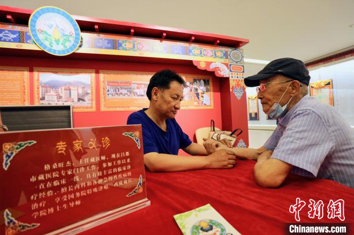 “藏韻瑰寶”藏醫(yī)四部醫(yī)典唐卡珍品展在天津美術館展出，展覽現(xiàn)場藏醫(yī)專家義診受歡迎?！⒖∩n 攝