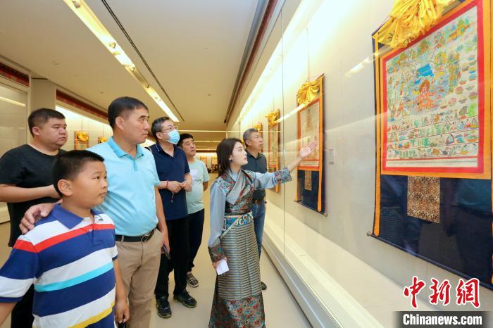 “藏韻瑰寶”藏醫(yī)四部醫(yī)典唐卡珍品展現(xiàn)場?！⒖∩n 攝