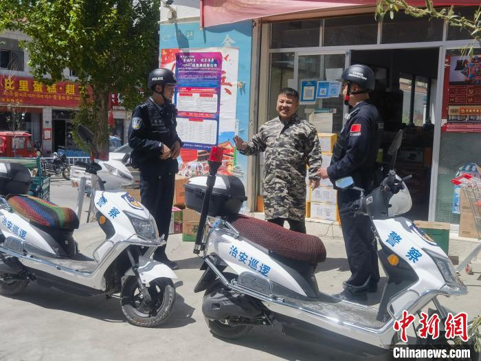 民警對轄區(qū)商鋪進行走訪排查。　黃創(chuàng)偉 攝