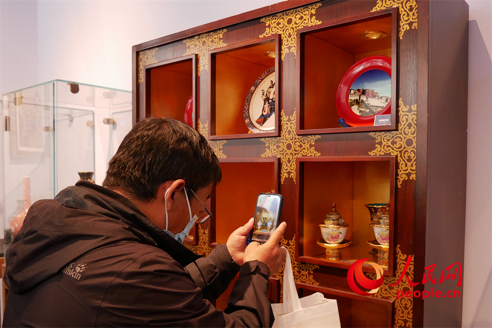 觀眾正在用手機拍攝展品。人民網(wǎng) 韋衍行攝