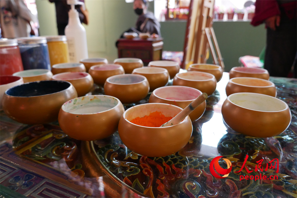 繪制唐卡所用的顏料。人民網(wǎng) 韋衍行攝