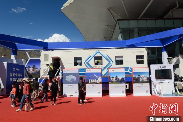 展覽現(xiàn)場(chǎng)，觀眾體驗(yàn)裝配式增壓增氧建筑?！~ 攝