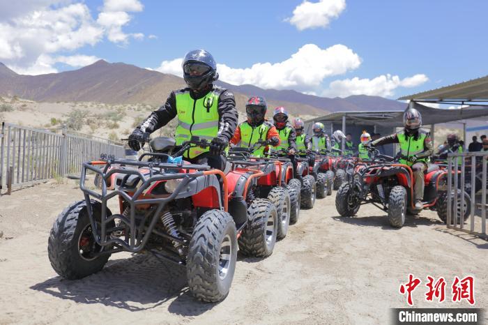 圖為比賽選手途經(jīng)扎囊沙漠公園?！∮文恋厍蚬﹫D