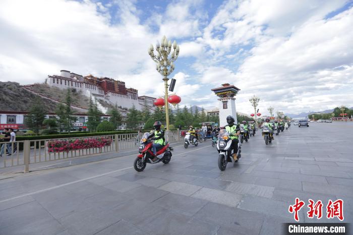 圖為比賽選手途經(jīng)布達(dá)拉宮。　游牧地球供圖